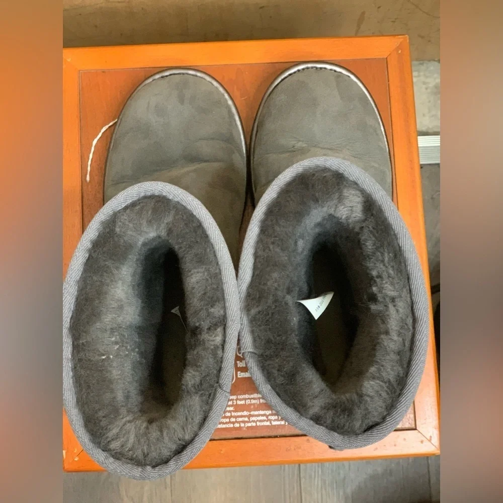 UGG Gray Suede Boots with Fur Lining.      Size-5